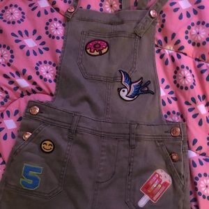 Overall shorts with embroidered patches